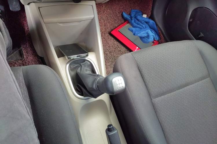 Used Venucia R50 2016 1.6L Manual Elite Edition Gear Lever
