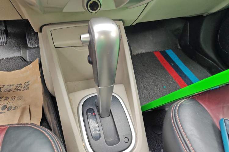 Used Venucia R50 2016 1.6L Automatic Elite Edition Gear Lever