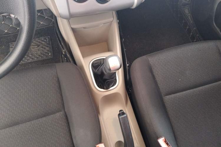 Used Venucia R50 2016 1.6L Manual Elite Edition Gear Lever