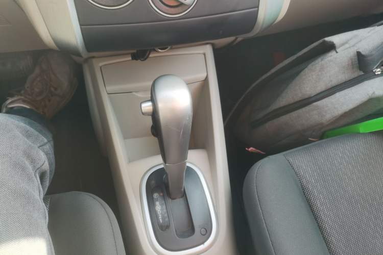 Used Venucia R50 2016 1.6L Automatic Elite Edition Gear Lever