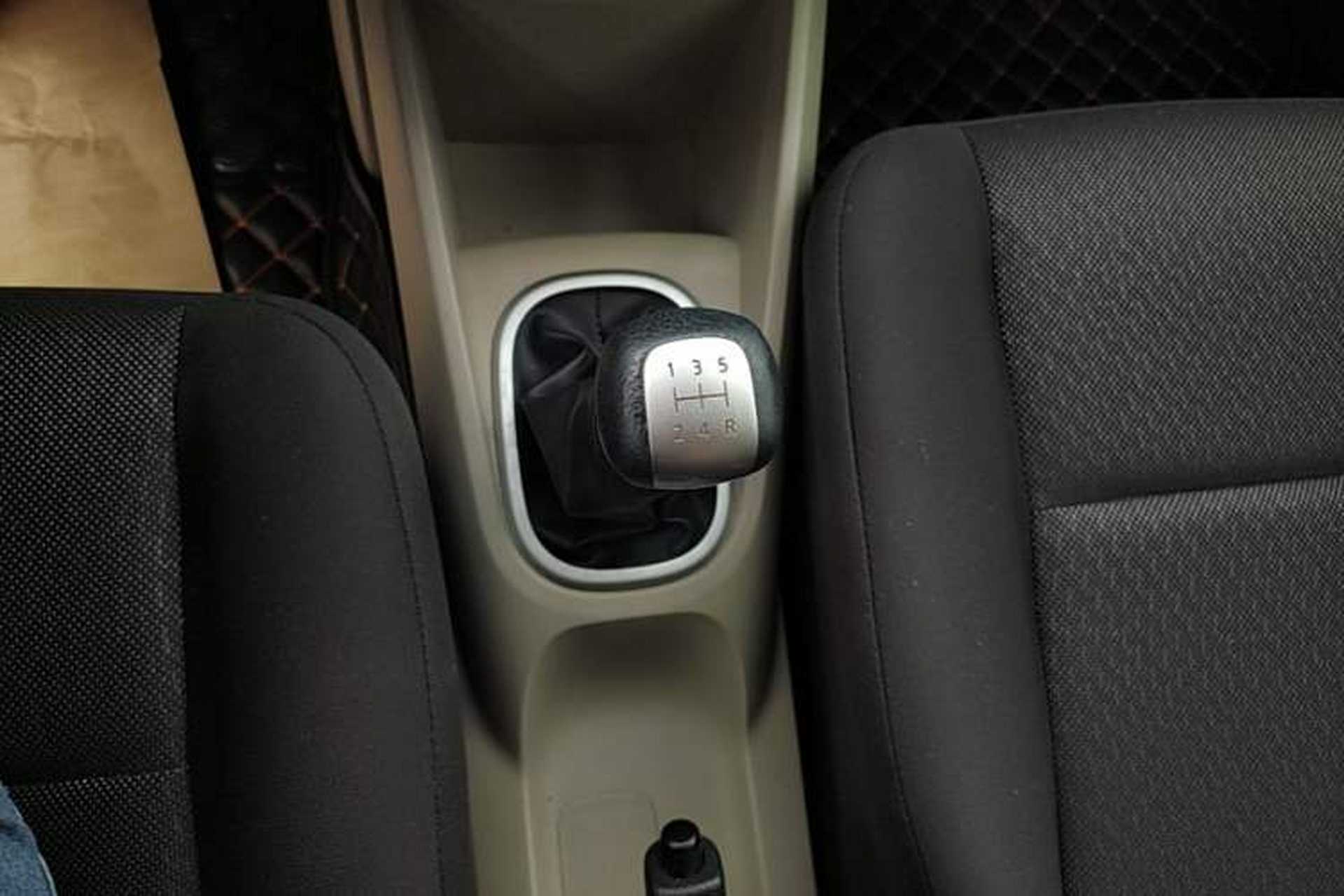 Used Venucia R50 2016 1.6L Manual Elite Edition Gear Lever