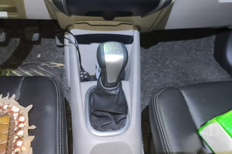 Used Venucia R50 2016 1.6L Manual Elite Edition Gear Lever