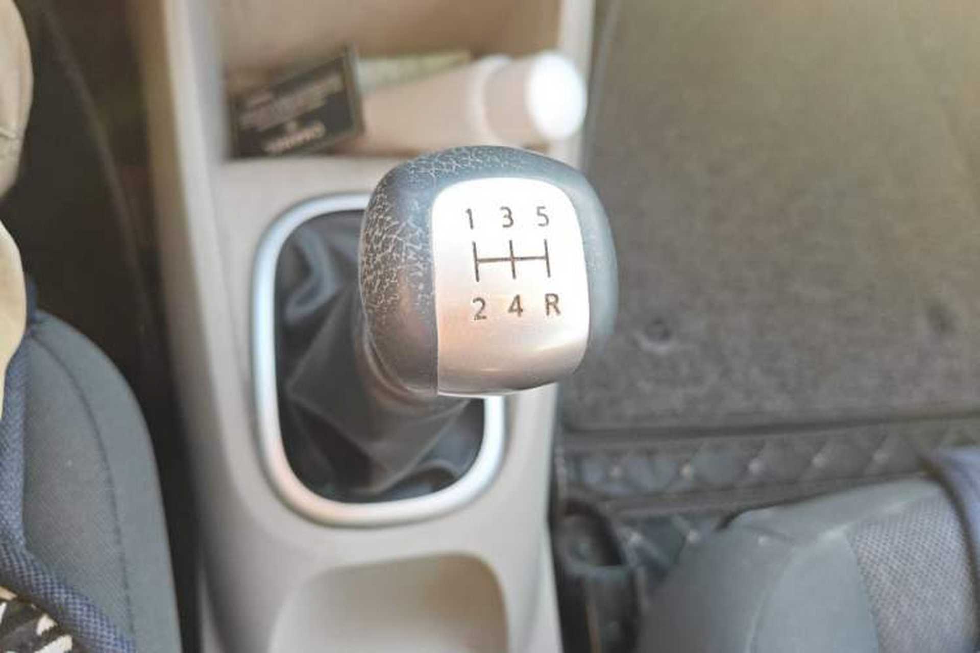 Used Venucia R50 2016 1.6L Manual Elite Edition Gear Lever