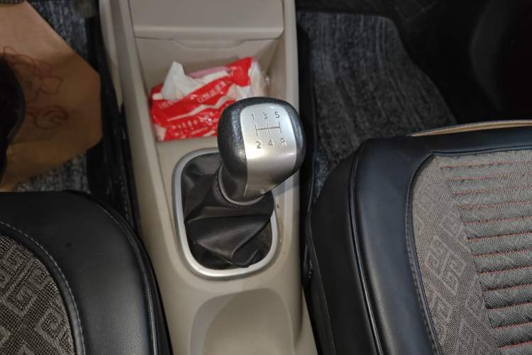 Used Venucia R50 2016 1.6L Manual Elite Edition Gear Lever
