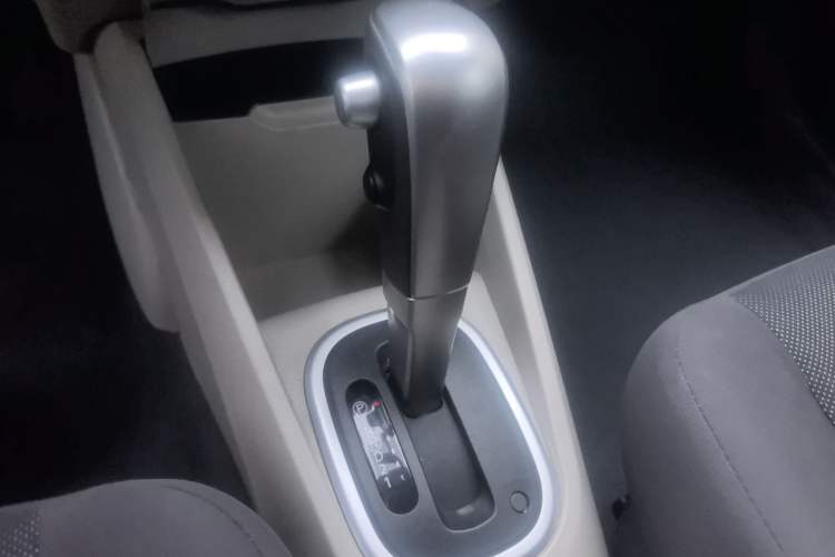 Used Venucia R50 2016 1.6L Automatic Elite Edition Gear Lever