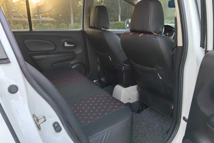 Used Venucia R50 2016 1.6L Manual Elite Edition Interior 11