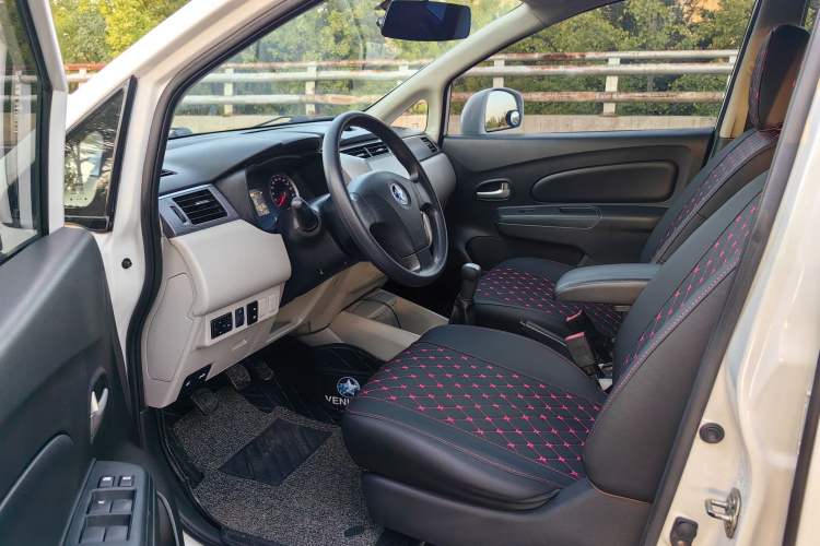 Used Venucia R50 2016 1.6L Manual Elite Edition Interior 12
