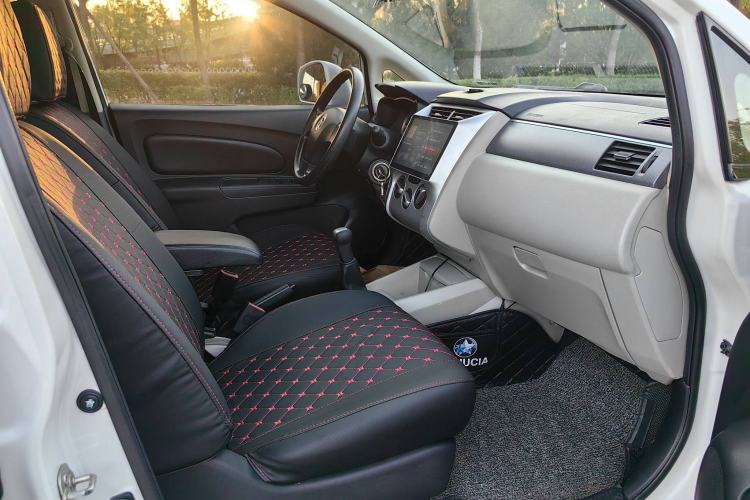 Used Venucia R50 2016 1.6L Manual Elite Edition Interior 13