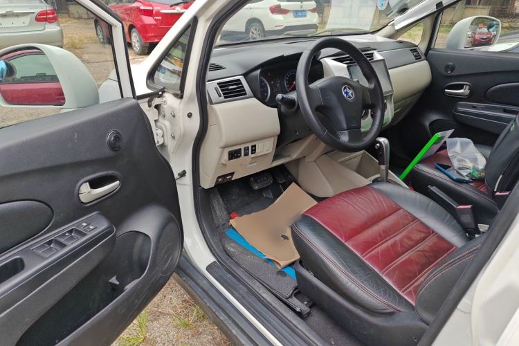 Used Venucia R50 2016 1.6L Automatic Elite Edition Interior 3