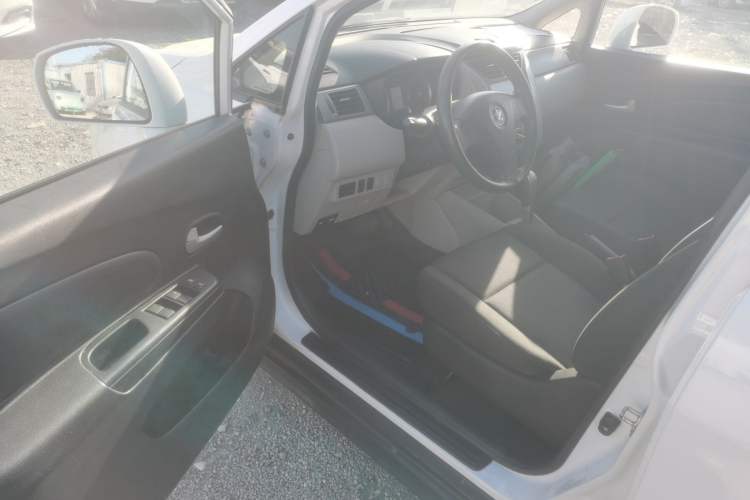 Used Venucia R50 2016 1.6L Automatic Elite Edition Interior 3