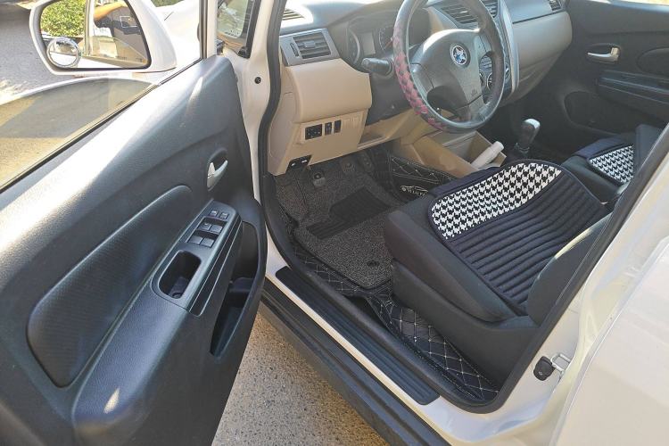 Used Venucia R50 2016 1.6L Manual Elite Edition Interior 3