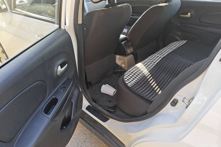 Used Venucia R50 2016 1.6L Manual Elite Edition Interior 4