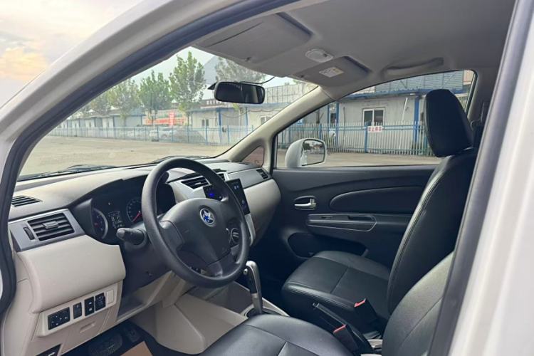 Used Venucia R50 2016 1.6L Automatic Elite Edition Interior 5