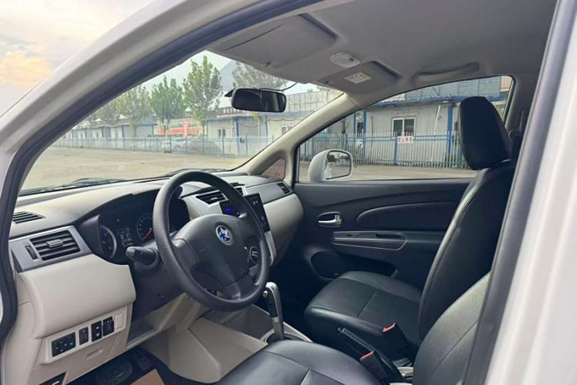 Used Venucia R50 2016 1.6L Automatic Elite Edition Interior 5