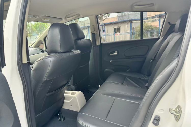 Used Venucia R50 2016 1.6L Automatic Elite Edition Interior 6