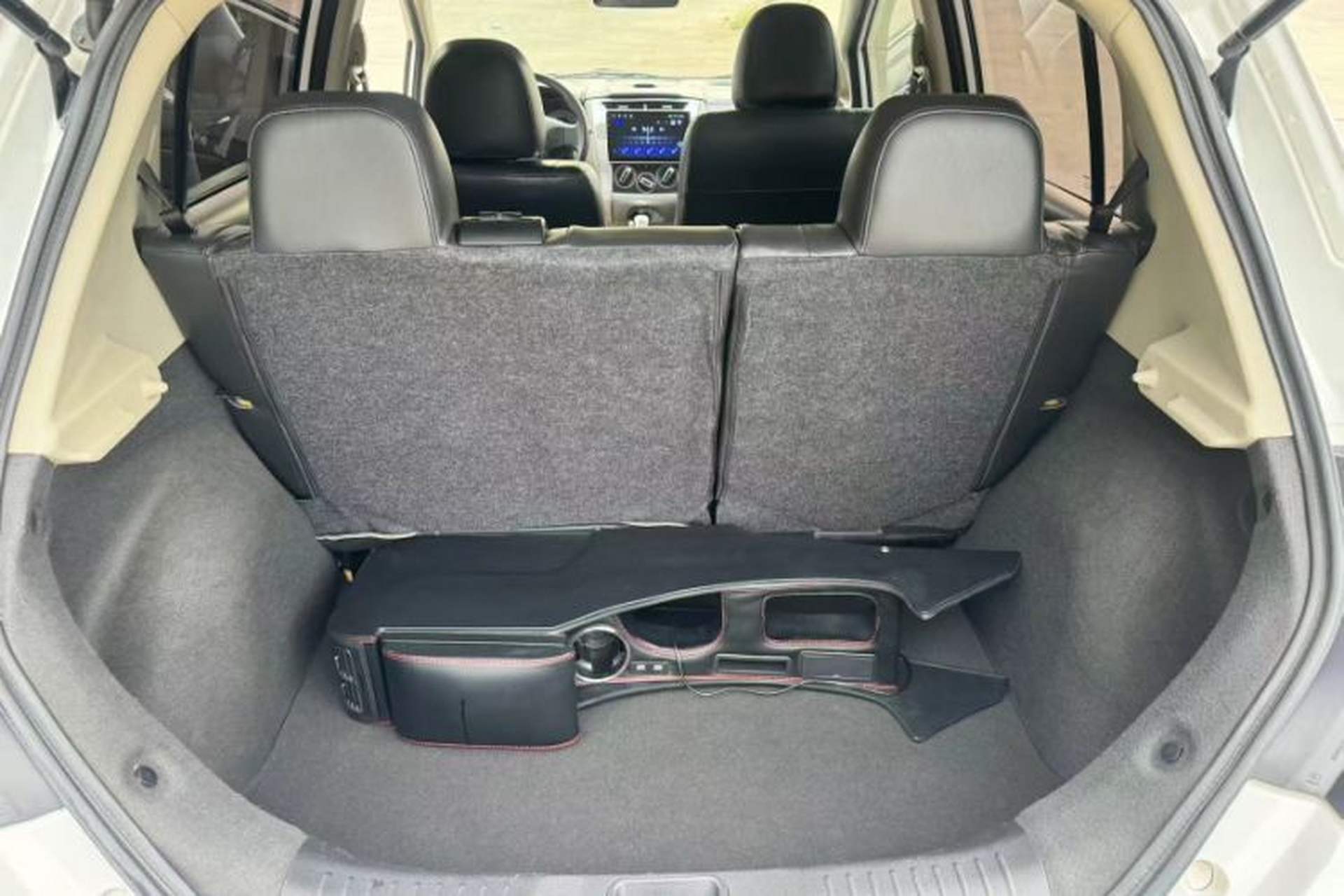 Used Venucia R50 2016 1.6L Automatic Elite Edition Interior 7
