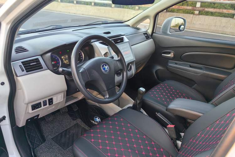 Used Venucia R50 2016 1.6L Manual Elite Edition Interior 8