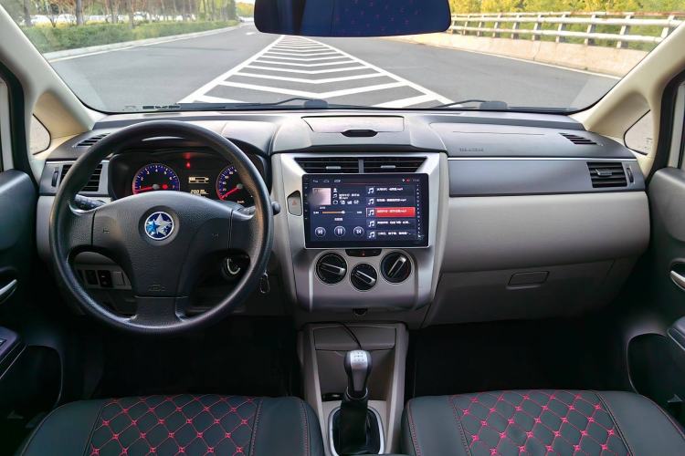 Used Venucia R50 2016 1.6L Manual Elite Edition Interior 9