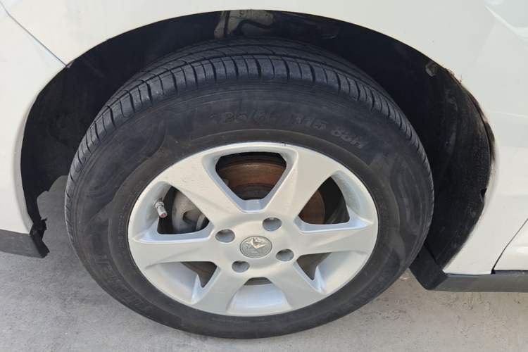 Used Venucia R50 2016 1.6L Manual Elite Edition Left Front Wheel Hub