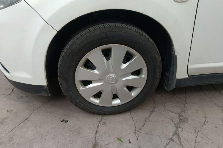 Used Venucia R50 2016 1.6L Manual Elite Edition Left Front Wheel Hub