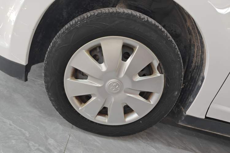 Used Venucia R50 2016 1.6L Manual Elite Edition Left Front Wheel Hub