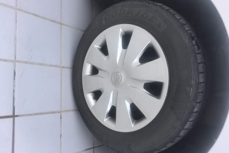 Used Venucia R50 2016 1.6L Automatic Elite Edition Left Front Wheel Hub