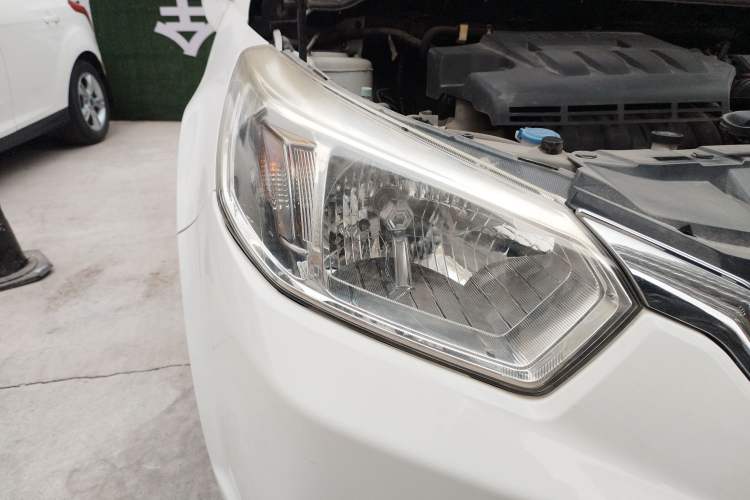 Used Venucia R50 2016 1.6L Automatic Elite Edition Right Front Headlight