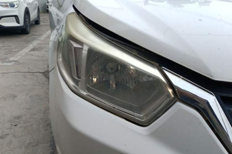 Used Venucia R50 2016 1.6L Automatic Elite Edition Right Front Headlight