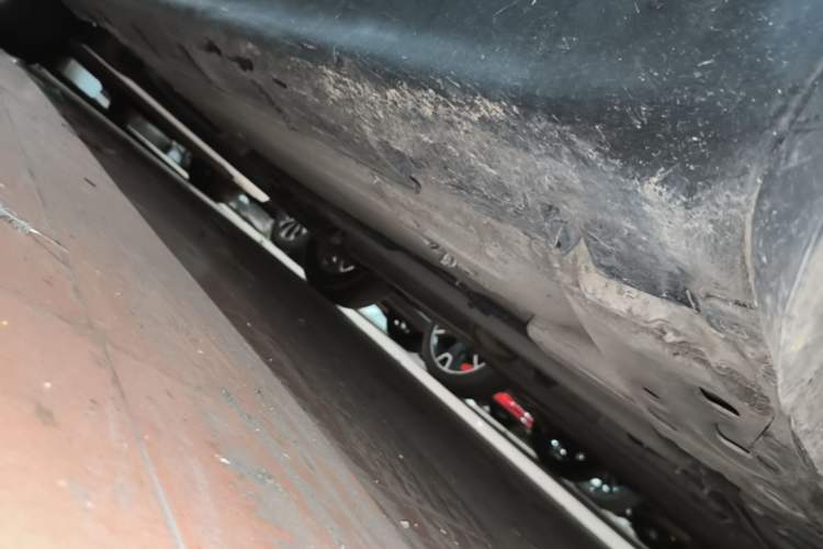 Used Venucia R50 2016 1.6L Manual Elite Edition Right Side Sill