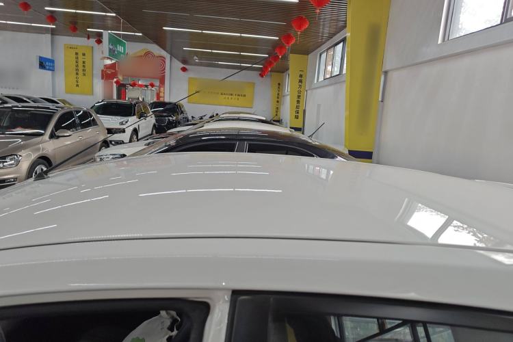 Used Venucia R50 2016 1.6L Manual Elite Edition Roof
