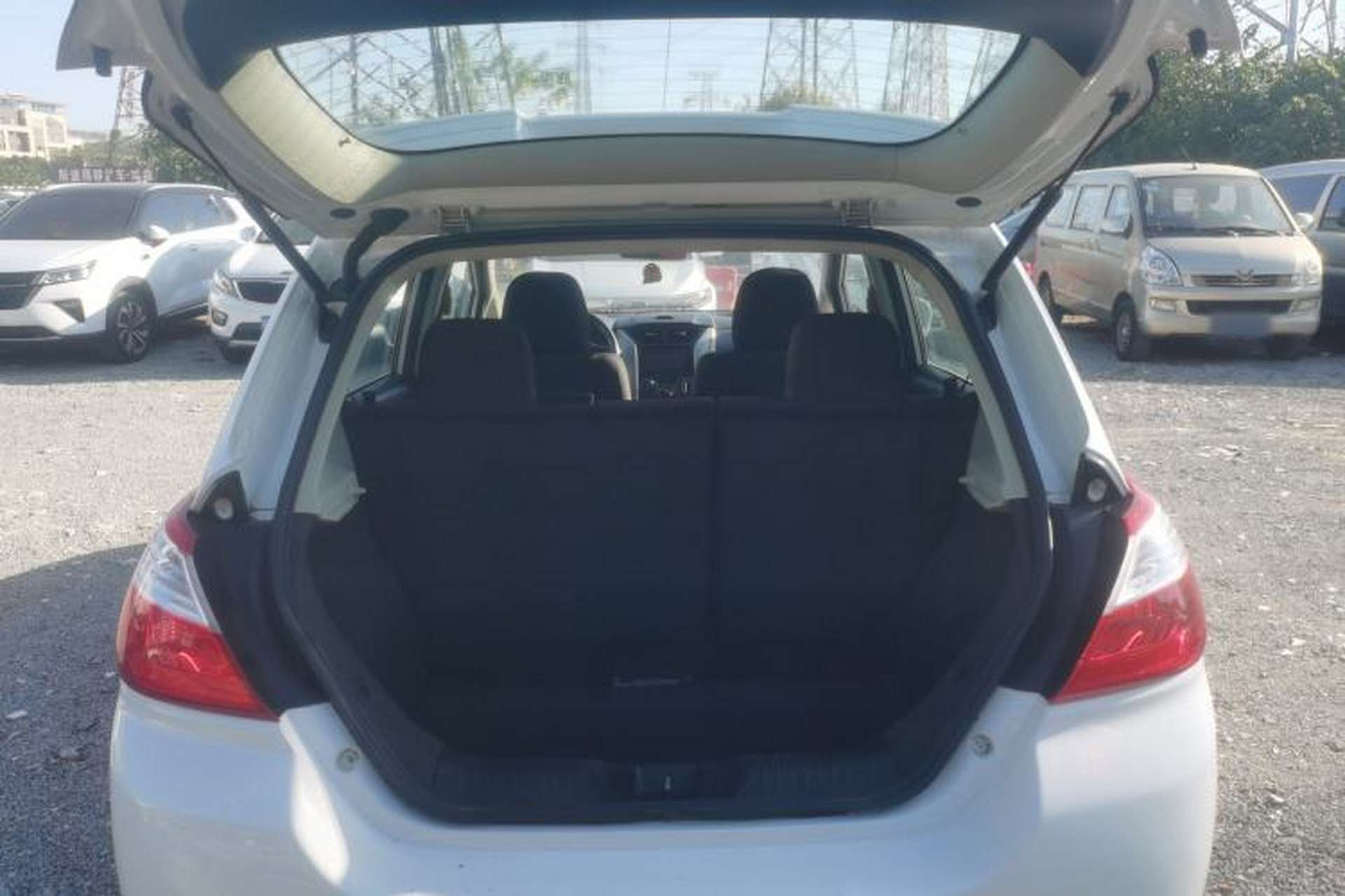 Used Venucia R50 2016 1.6L Automatic Elite Edition Trunk