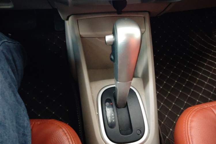 Used Venucia R50 2016 1.6L Automatic Elite Edition Gear Lever