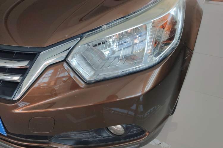 Used Venucia R50 2016 1.6L Automatic Elite Edition Left Front Headlight