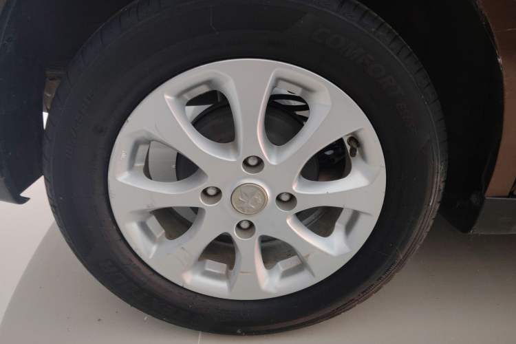 Used Venucia R50 2016 1.6L Automatic Elite Edition Right Rear Wheel Hub