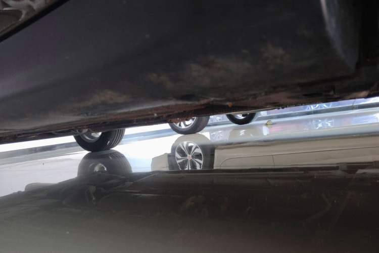 Used Venucia R50 2016 1.6L Automatic Elite Edition Right Side Sill