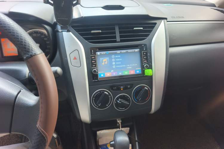 Used Venucia R50X 2013 1.6L Automatic Model Audio And AC Panel