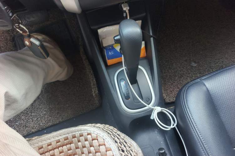 Used Venucia R50X 2013 1.6L Automatic Model Gear Lever