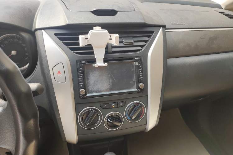 Used Venucia R50X 2013 1.6L Automatic Model Audio And AC Panel