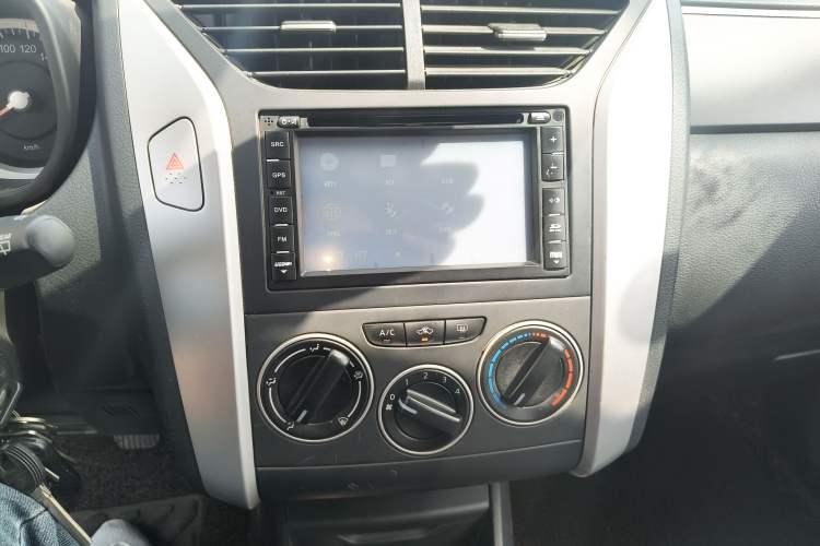Used Venucia R50X 2013 1.6L Manual Model Audio And AC Panel