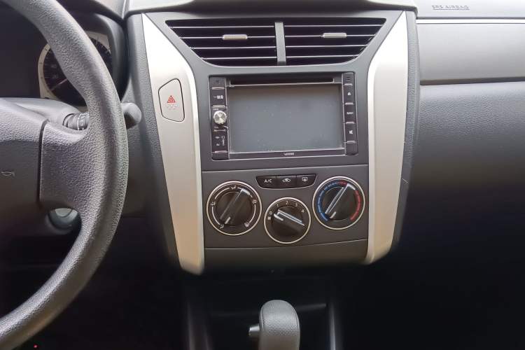 Used Venucia R50X 2013 1.6L Automatic Model Audio And AC Panel