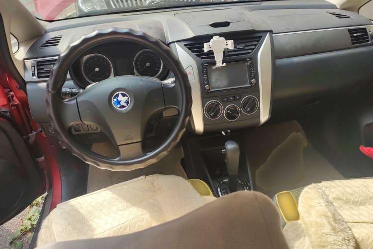 Used Venucia R50X 2013 1.6L Automatic Model Center Console