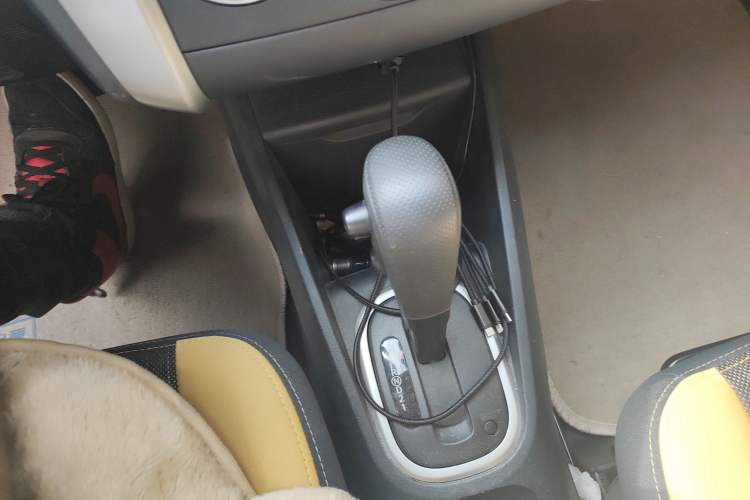 Used Venucia R50X 2013 1.6L Automatic Model Gear Lever