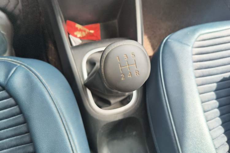Used Venucia R50X 2013 1.6L Manual Model Gear Lever