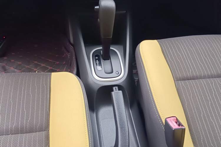 Used Venucia R50X 2013 1.6L Automatic Model Gear Lever