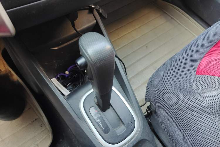 Used Venucia R50X 2013 1.6L Automatic Model Gear Lever