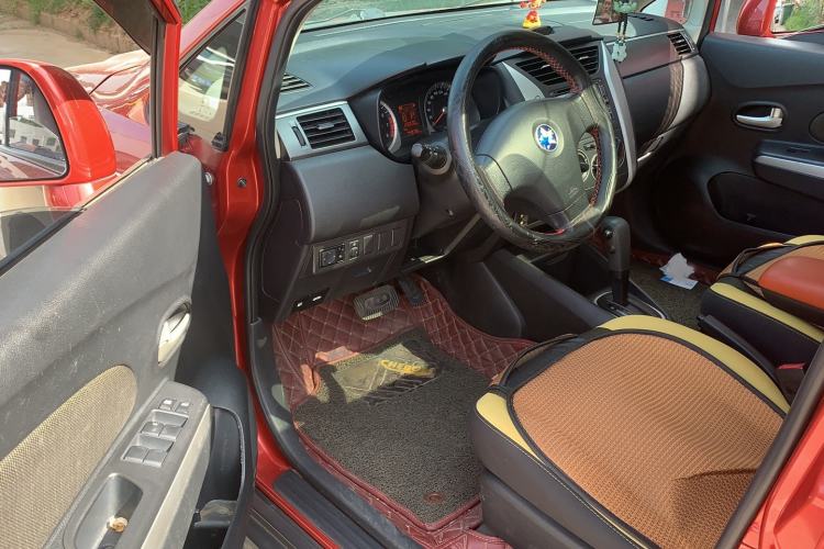 Used Venucia R50X 2013 1.6L Automatic Model Interior 2
