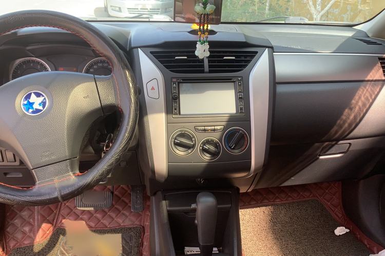 Used Venucia R50X 2013 1.6L Automatic Model Interior 3