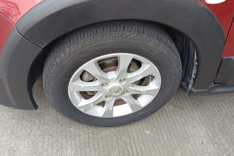 Used Venucia R50X 2013 1.6L Automatic Model Left Front Wheel Hub