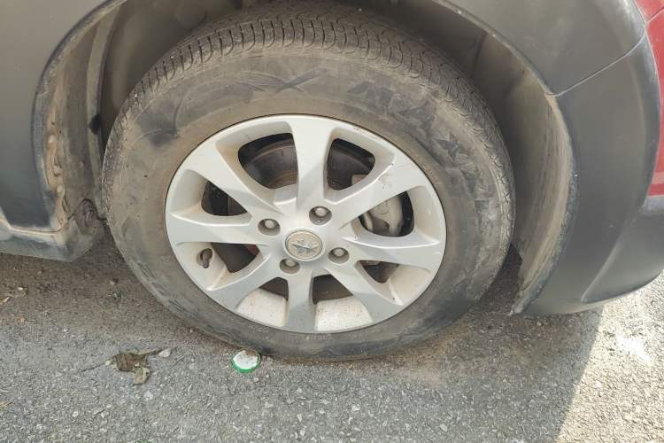 Used Venucia R50X 2013 1.6L Automatic Model Right Front Wheel Hub