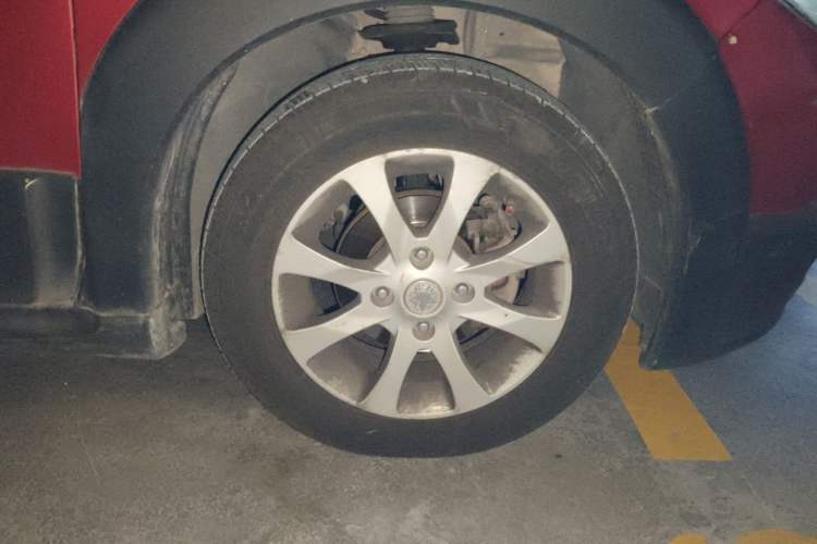 Used Venucia R50X 2013 1.6L Automatic Model Right Front Wheel Hub